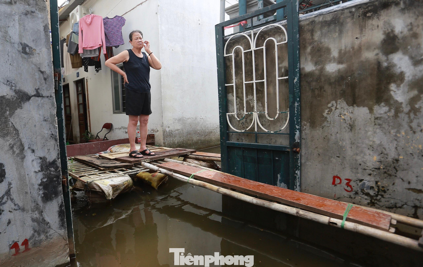 Chiếc &quot;cầu khỉ&quot; tạm bợ được người dân sử dụng để di chuyển tạm thời trong những ngày ngập úng. Riêng trẻ em khi đi học sẽ di chuyển bằng thuyền bởi nếu di chuyển trên &quot;cầu khỉ&quot; sẽ rất dễ bị ngã.