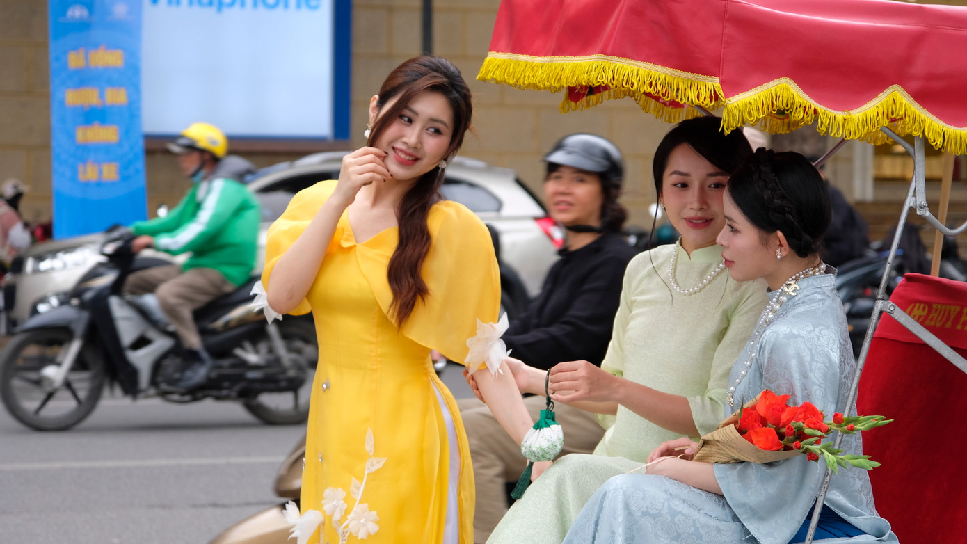 Anh Nguyễn Minh Tú (26 tuổi, trú tại Ba Đình, Hà Nội) - một thợ ảnh cho biết, năm nay, anh đã nhận được các lịch chụp ảnh từ giữa tháng 12. Mỗi gói chụp tuỳ vào nhu cầu của khách và những phụ kiện đi kèm, trung bình dao động từ 2 đến 4 triệu đồng/gói chụp. Bối cảnh thường được đông đảo bạn trẻ lựa chọn chụp ảnh áo dài là phố đi bộ Hồ Gươm, khu báo Hà Nội Mới, phố Hàng Mã... Ảnh: Diệu Nhi