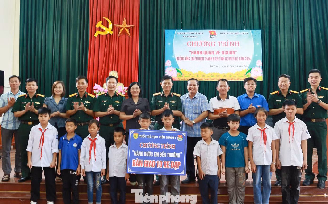 Dịp này, Học viện Quân y đã trao tặng biểu trưng hỗ trợ xây dựng “Ngôi nhà 100 đồng", tặng quà cho các hộ gia đình chính sách và xe đạp cho học sinh có hoàn cảnh khó khăn.