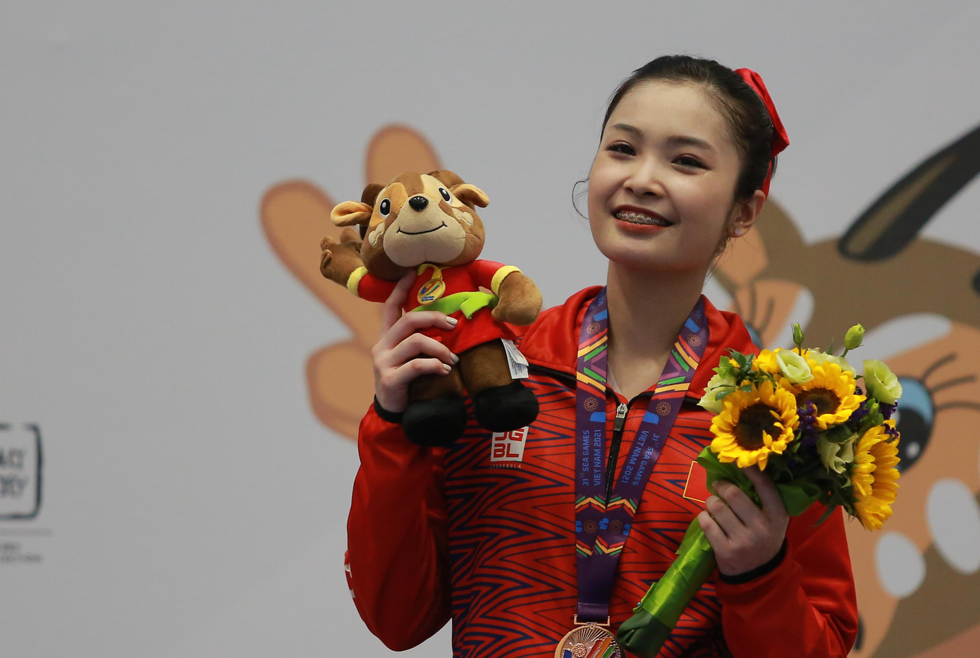 Nữ vận động viên Đặng Tiểu Bình hạnh phúc trong giây phút nhận HCĐ đầu tiên tại SEA Games 31. Ảnh: Châu Linh