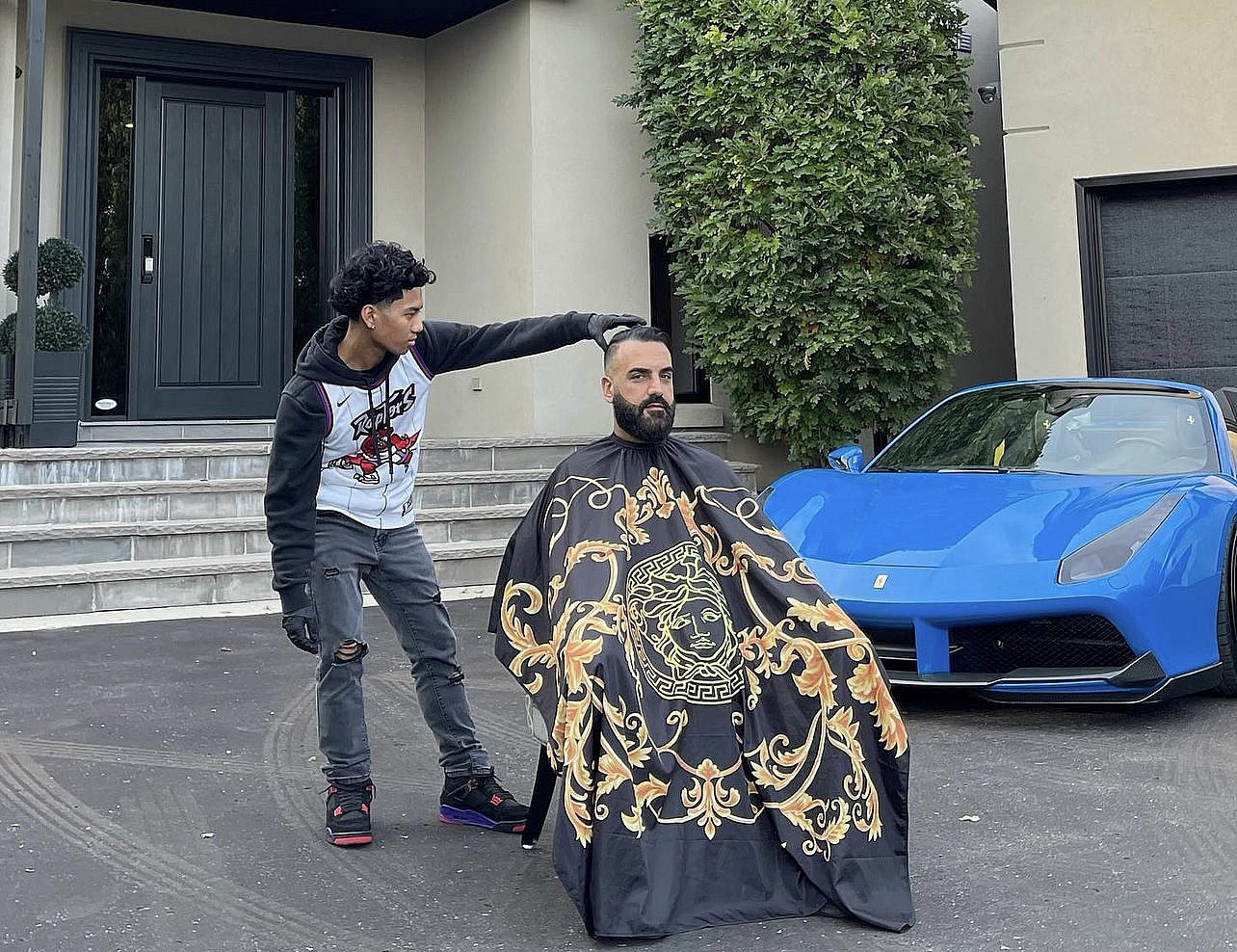 “Cutting a Millionaire” - chuỗi series nổi tiếng của Jamiel Bustos. Ảnh: Tạp chí Maclean