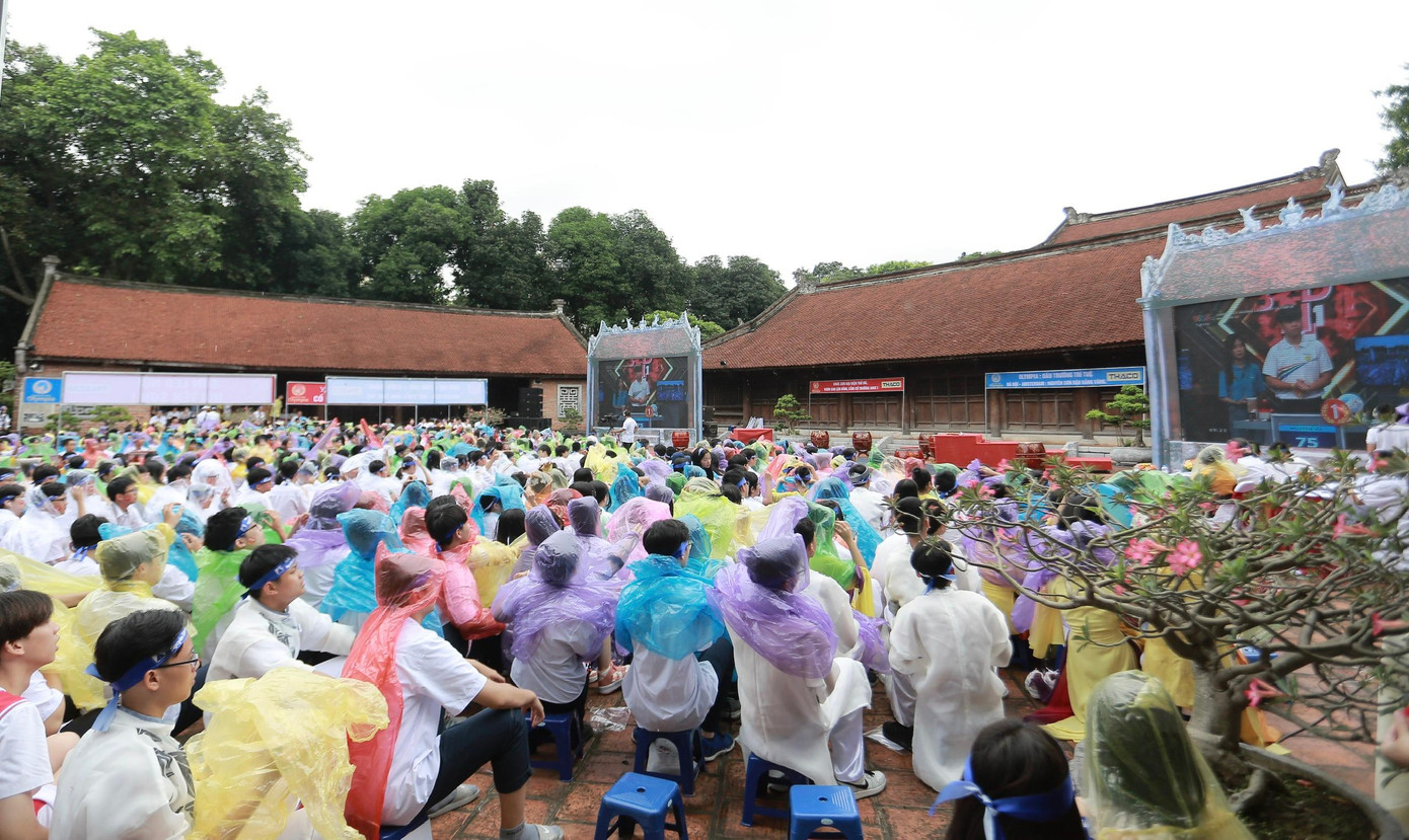 Toàn cảnh không khí ở điểm cầu truyền hình trực tiếp tại Khu di tích lịch sử Văn Miếu - Quốc Tử Giám.