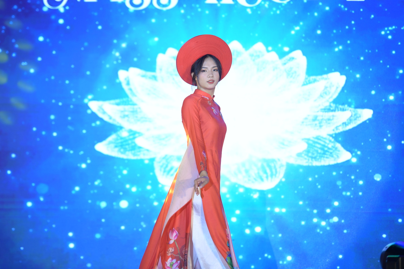 Phần thi trình diễn áo dài của Thúy Đào. Ảnh: Dương Triều