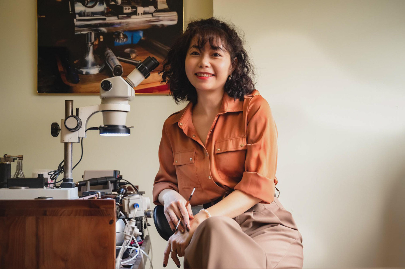 Nhận thấy vợ có hứng thú và đang trên đà phát triển bộ môn nghệ thuật mới mẻ này, anh Ánh (chồng chị Dương) bày tỏ: “Mình rất ủng hộ vợ chuyển sang công việc mới này. Tuy không ổn định nhưng giờ giấc tự do, có thể linh hoạt giữa việc gia đình và vẽ tiểu họa. Hơn nữa, mình cũng đã có nền tảng và hiểu biết về lĩnh vực này nên có thể tư vấn và hỗ trợ cho công việc của vợ nhiều hơn”.