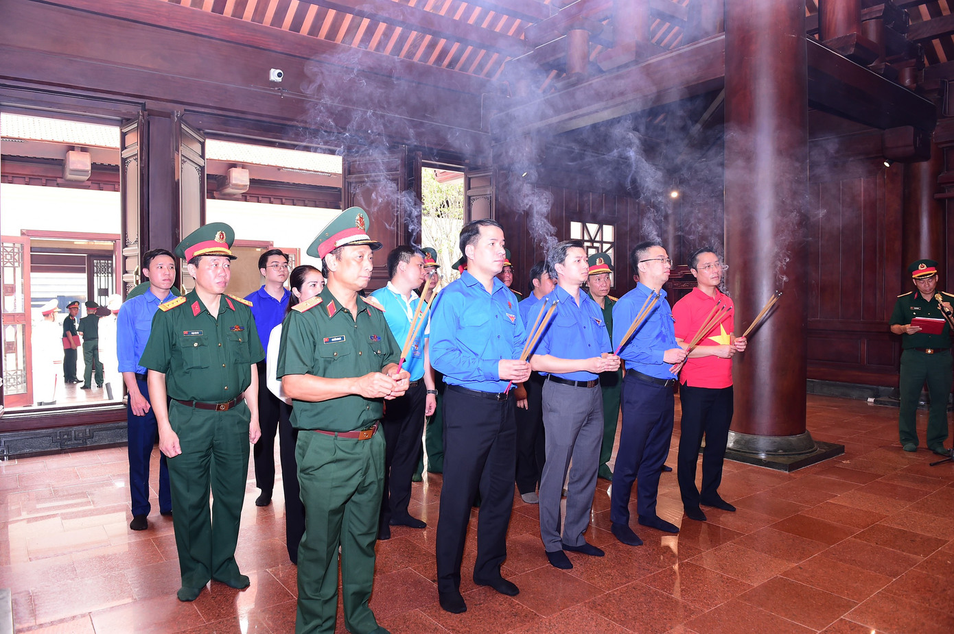 Đoàn đại biểu tham dự lễ dâng hương có anh Ngô Văn Cương - Bí thư T.Ư Đoàn, anh Nguyễn Tường Lâm - Bí thư T.Ư Đoàn, anh Nguyễn Minh Triết - Bí thư T.Ư Đoàn, Chủ tịch T.Ư Hội SVVN, Thiếu tướng Nguyễn Sơn Hà - Phó Chủ nhiệm Chính trị Quân khu 2. Ảnh: Xuân Tùng
