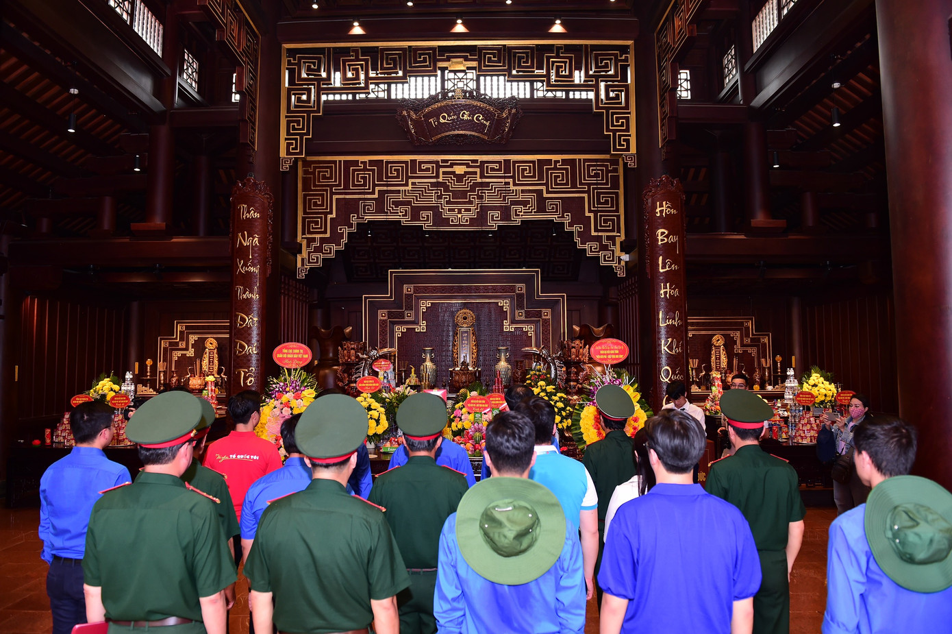 Đoàn đại biểu tham dự lễ dâng hương có anh Ngô Văn Cương - Bí thư T.Ư Đoàn, anh Nguyễn Tường Lâm - Bí thư T.Ư Đoàn, anh Nguyễn Minh Triết - Bí thư T.Ư Đoàn, Chủ tịch T.Ư Hội SVVN, Thiếu tướng Nguyễn Sơn Hà - Phó Chủ nhiệm Chính trị Quân khu 2. Ảnh: Xuân Tùng