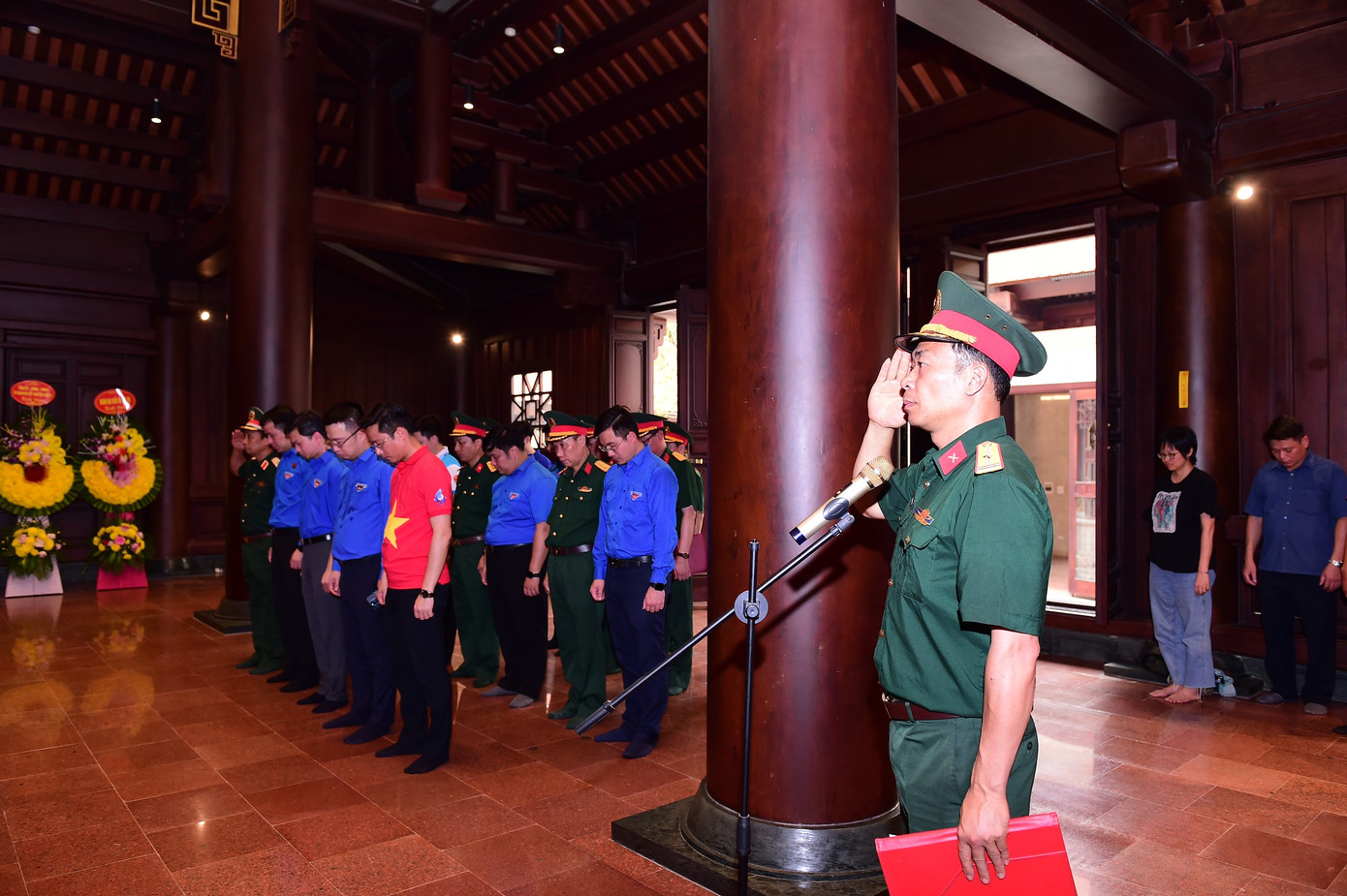 Đoàn đại biểu tham dự lễ dâng hương có anh Ngô Văn Cương - Bí thư T.Ư Đoàn, anh Nguyễn Tường Lâm - Bí thư T.Ư Đoàn, anh Nguyễn Minh Triết - Bí thư T.Ư Đoàn, Chủ tịch T.Ư Hội SVVN, Thiếu tướng Nguyễn Sơn Hà - Phó Chủ nhiệm Chính trị Quân khu 2. Ảnh: Xuân Tùng