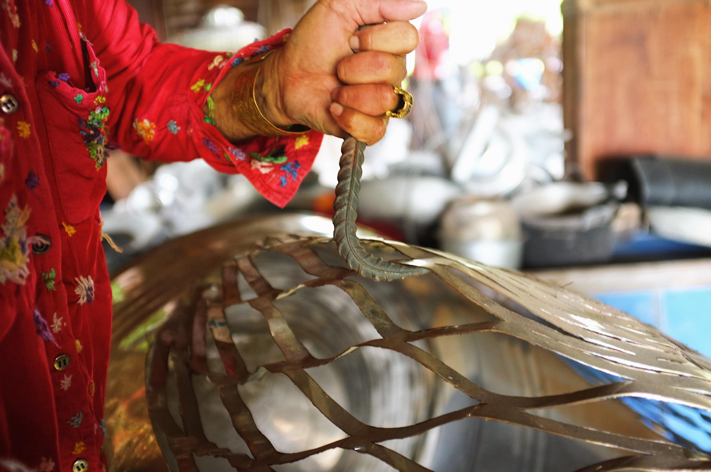 Bén duyên với công việc 'tái sinh rác thải', nam họa sĩ kể: "Tôi yêu nét đẹp hoài cổ của Hội An nên tôi rất muốn thổi hồn vào những tác phẩm nghệ thuật cổ. Quan trọng hơn cả, tôi coi đây là một hoạt động ý nghĩa để chia sẻ nguồn năng lượng tích cực đến với bạn trẻ về bảo vệ môi trường và tận dụng tối đa những gì có thể tái chế lại".
