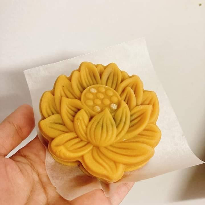 Với Quỳnh, làm bánh cũng mất rất nhiều thời gian nhưng không phải ngày nào cũng làm bánh. Nữ sinh vẫn đang duy trì học và làm việc online nên đã sắp xếp thời gian vừa học vừa làm và làm bánh cho phù hợp.