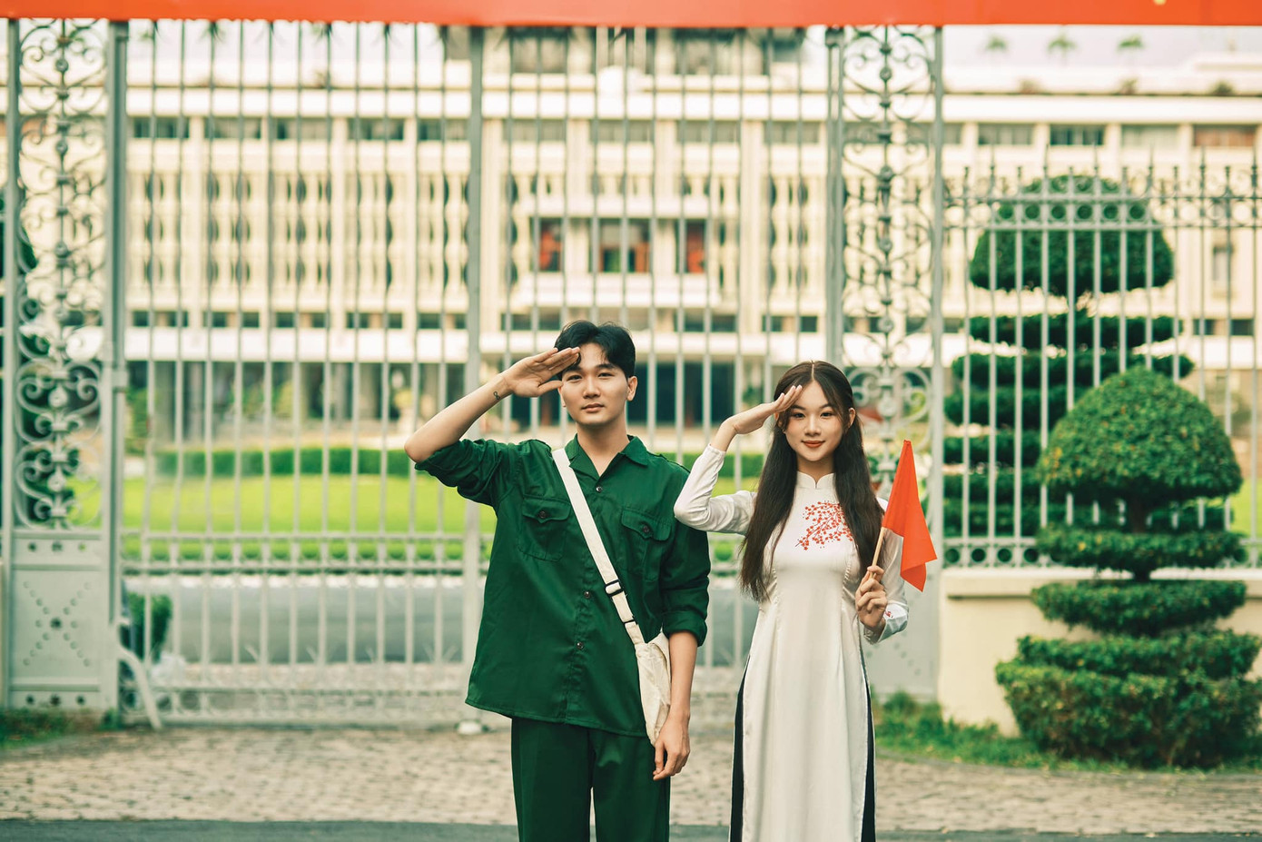 Ngọc Ánh chụp bộ ảnh cặp đôi Nguyễn Thị Ngọc Hòa - Lê Phúc ở trước "Dinh Độc Lập" nhân dịp lễ 30/4 và 1/5. Ảnh: Nho dynasty Ngọc Ánh chụp bộ ảnh cặp đôi Nguyễn Thị Ngọc Hòa - Lê Phúc ở trước "Dinh Độc Lập" nhân dịp lễ 30/4 và 1/5. Ảnh: Nho dynasty