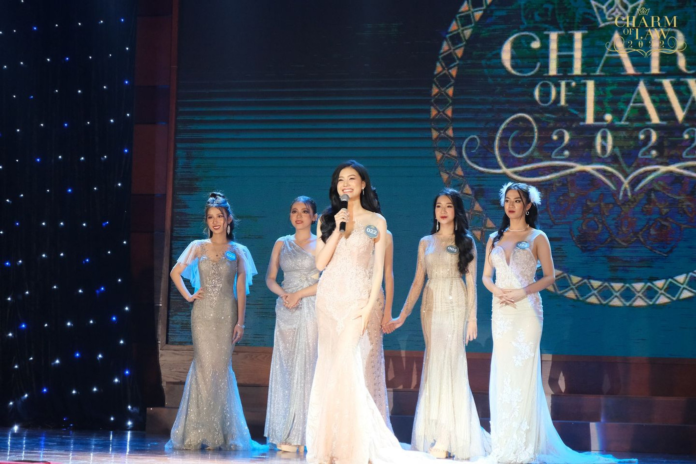 Hà Phương tự tin, bản lĩnh khi trả lời câu hỏi phần thi ứng xử. Ảnh: BTC Hà Phương tự tin, bản lĩnh khi trả lời câu hỏi phần thi ứng xử. Ảnh: BTC