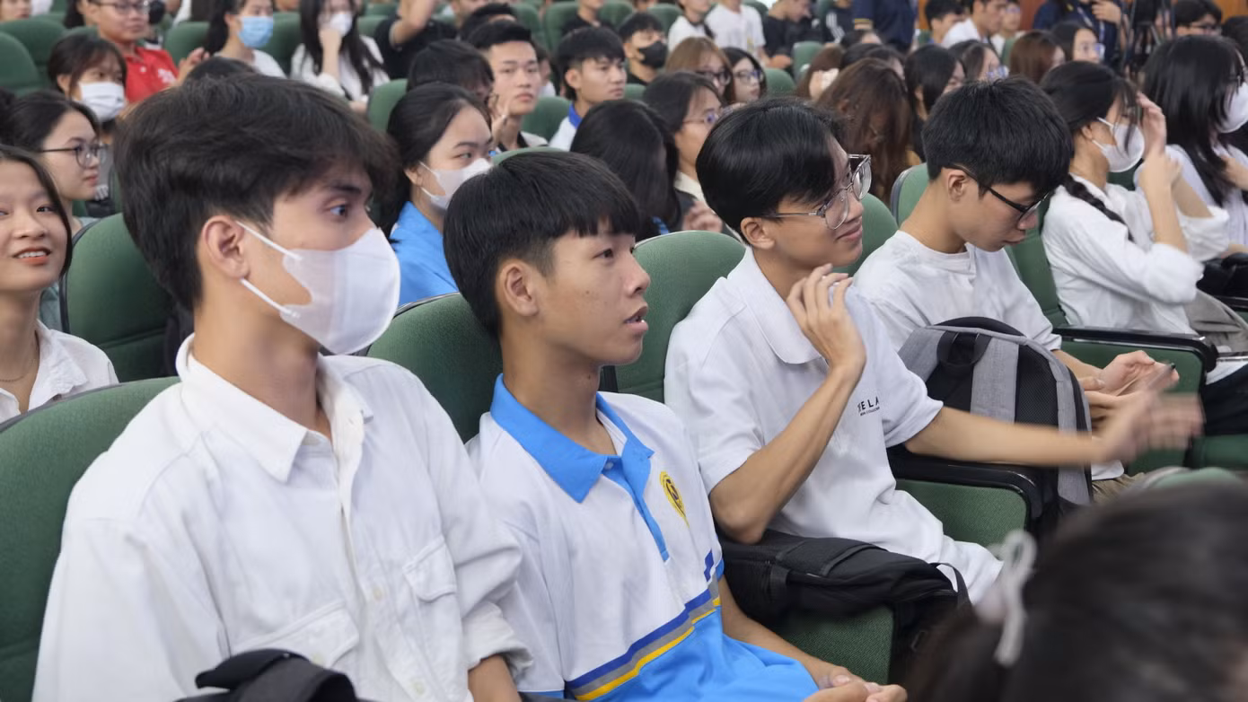 Đông đảo sinh viên đến từ các trường đại học tham dự chương trình. Ảnh: Châu Linh