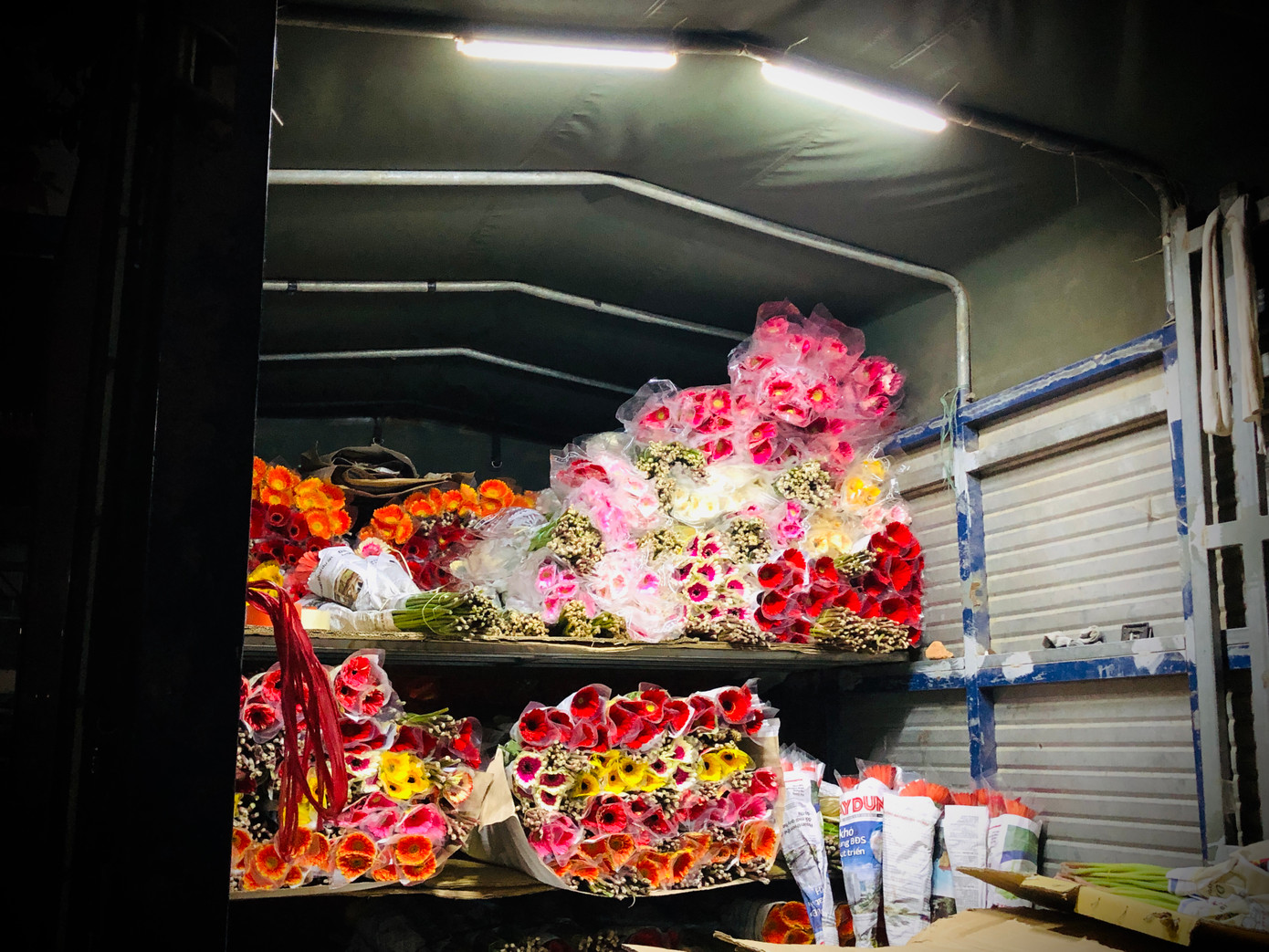 Theo khảo sát, tại chợ hoa Quảng An, hoa hồng Mộc Châu có giá từ 250.000 đồng đến 350.000 đồng/bó 20 bông; hồng Đà Lạt khoảng 240.000 đồng/bó 30 bông, tùy kích thước và màu sắc; hoa tulip nhập khẩu có giá khoảng 200.000 đồng/bó 10 bông. Hoa hồng đỏ được bán chạy nhất với giá từ 15.000 đồng đến 17.000 đồng/bông tùy loại. Anh Tiến - một chủ cửa hàng bán hoa ở đây cho biết: "Năm nay Tết, Valentine và 8/3 diễn ra liên tiếp, nên thị trường hoa tươi vô cùng tất bật. Tôi chuẩn bị hàng từ rất sớm để kịp giao cho khách sỉ và khách lẻ”.