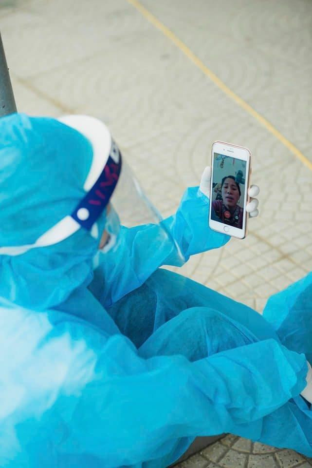 Phương Thảo đón Tết cùng gia đình qua điện thoại. Đây là một trong những khoảnh khắc ý nghĩa khiến nhiều người xúc động bởi tinh thần nhiệt huyết, lạc quan của em đã lấn át cảm xúc tủi thân, nhớ nhà. Phương Thảo đón Tết cùng gia đình qua điện thoại. Đây là một trong những khoảnh khắc ý nghĩa khiến nhiều người xúc động bởi tinh thần nhiệt huyết, lạc quan của em đã lấn át cảm xúc tủi thân, nhớ nhà.