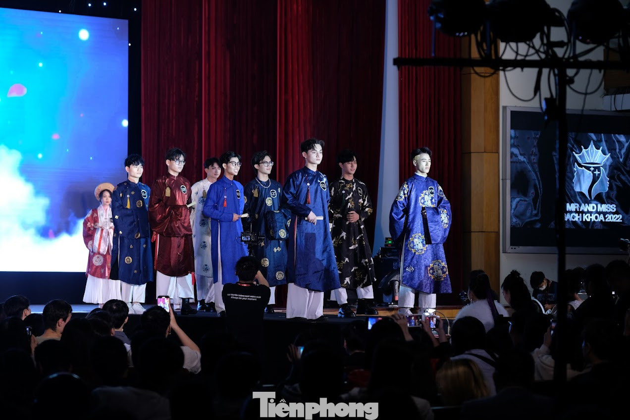 Phần trình diễn của các nam sinh Đại học Bách khoa
