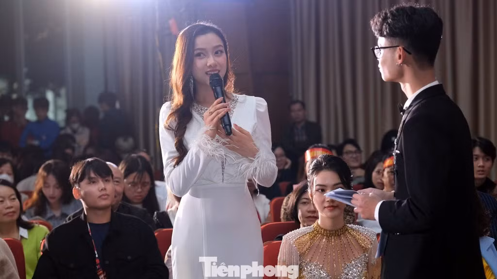 Người đẹp Nhân ái Ngọc Mai giao lưu tại chương trình. Người đẹp Nhân ái Ngọc Mai giao lưu tại chương trình.
