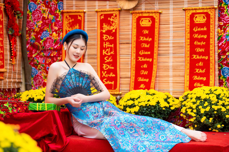 Thiếu nữ thả dáng bên sắc vàng rực của hoa cúc. Thiếu nữ thả dáng bên sắc vàng rực của hoa cúc.