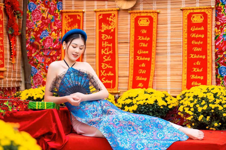 Thiếu nữ thả dáng bên sắc vàng rực của hoa cúc.