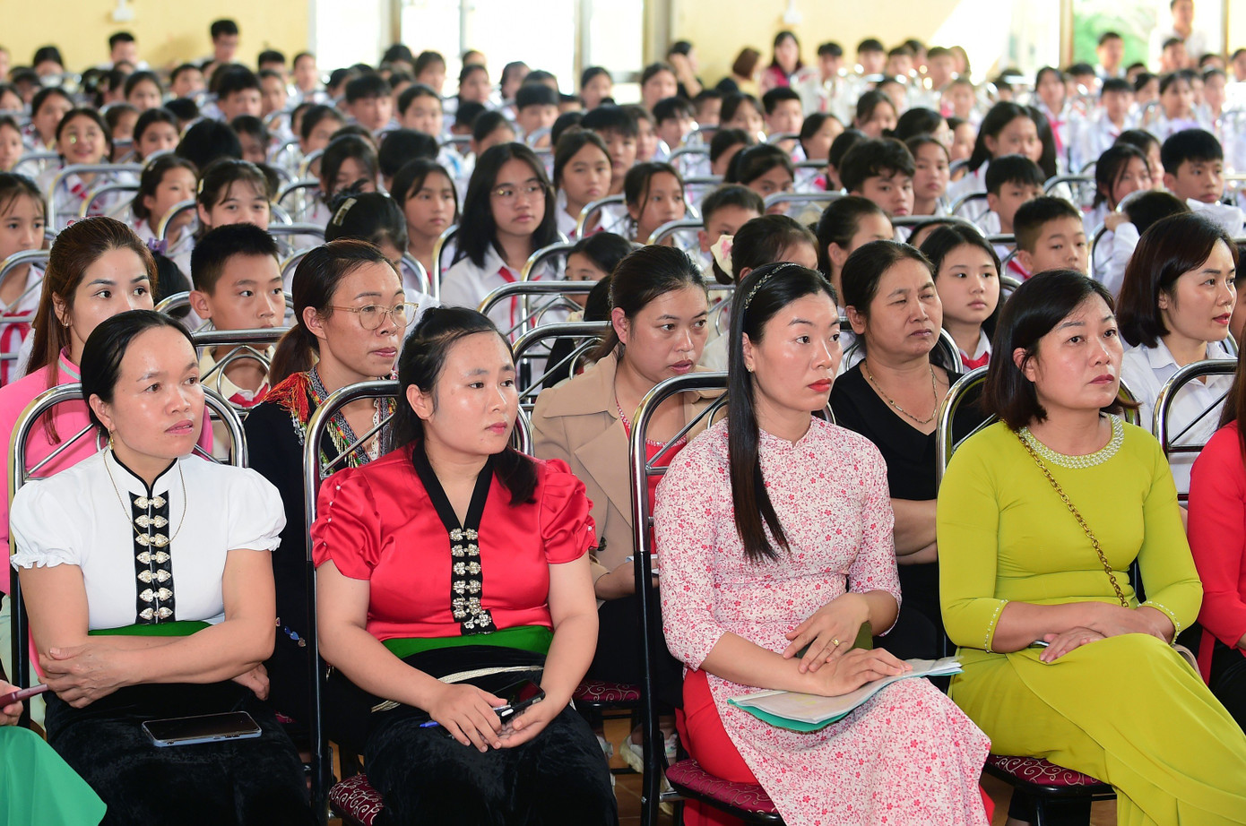 Lễ trao laptop tri ân thầy cô do nhãn hàng Danisa phối hợp với báo Tiền Phong tổ chức tại huyện Văn Chấn, tỉnh Yên Bái .