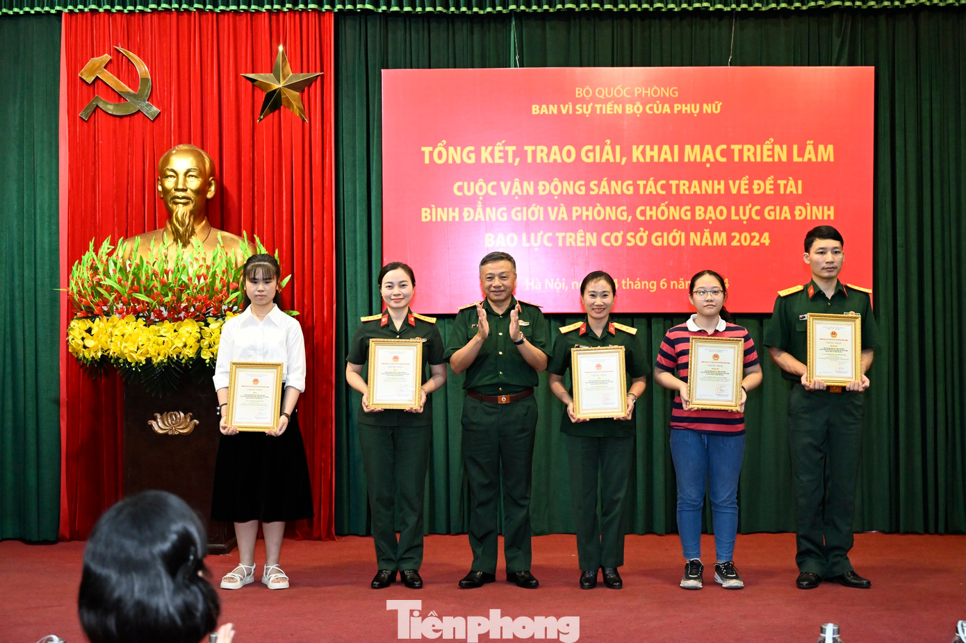 Các tác giả đạt giải Đặc biệt và giải A của cuộc vận động. Các tác giả đạt giải Đặc biệt và giải A của cuộc vận động.