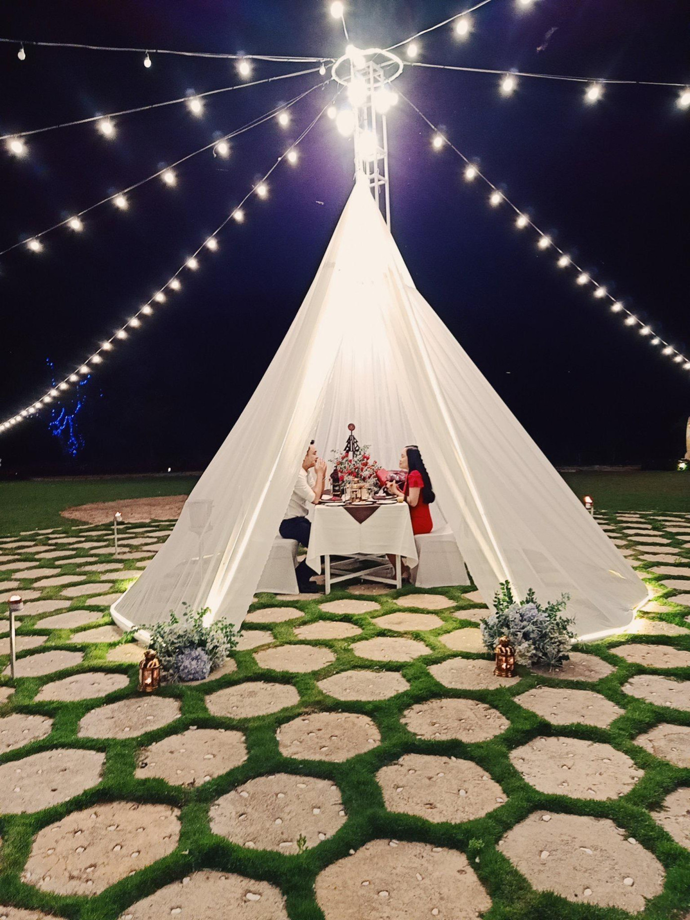 Chuyến đi chơi kỷ niệm tình yêu bước sang 10 tuổi. Khách sạn là do mình đặt nhưng không hiểu sao anh lại liên hệ được để tạo bất ngờ cho mình. Nếu bạn đã sống chung với người yêu từ mấy năm, bạn sẽ hiểu cảm giác hạnh phúc khi được trân trọng ngỏ lời cầu hôn như thế này.