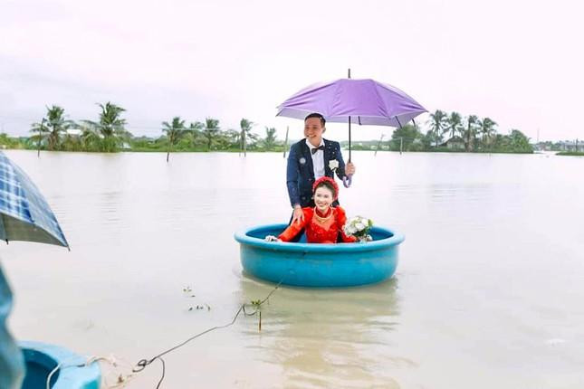 Cô dâu tươi cười trong ngày trọng đại. Cô dâu tươi cười trong ngày trọng đại.