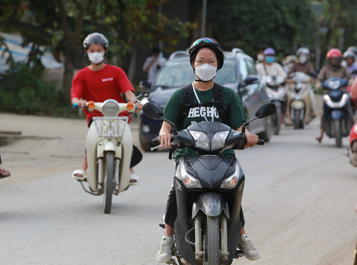 Tại điểm thi trường THPT Ba Vì, huyện Ba Vì, Hà Nội, nhiều sĩ tử đã tự di chuyển bằng xe máy, xe đạp điện đến điểm thi từ 6h30 phút và nhanh chóng chuẩn bị giấy tờ vào phòng thi.