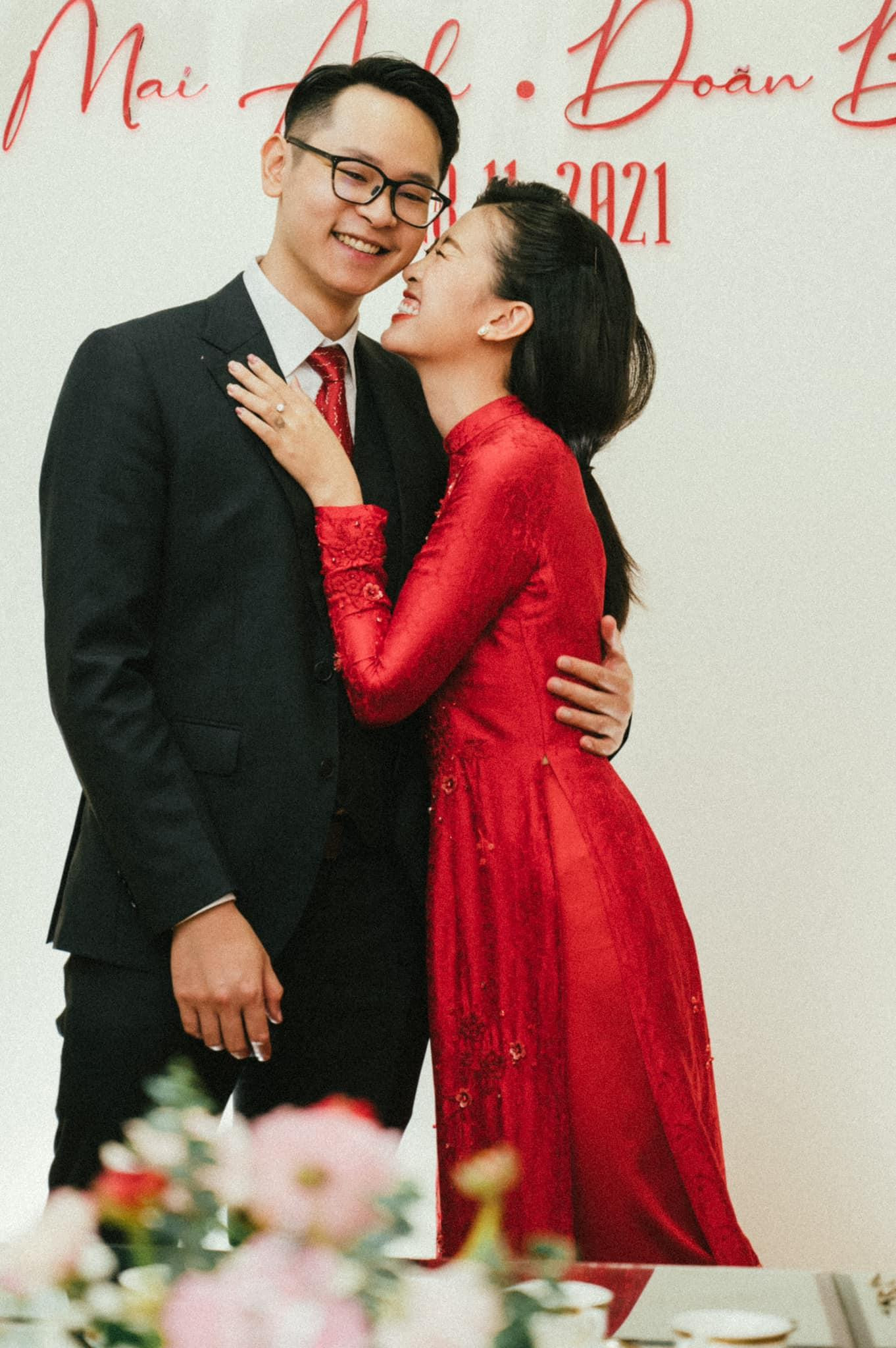 MC Mai Anh tiết lộ, cô đã được bạn trai cầu hôn vào tối 19/10: “Không có hoa, có nến nhưng đây là buổi cầu hôn mà mình luôn mong muốn. Chúng mình đi ăn ở một quán vỉa hè, sau đó khi về nhà anh có nhờ mình ra sau xe để xách đồ cùng anh. Mình thấy hơi lạ vì bình thường anh luôn là người giúp mình xách đồ. Khi ra sau xe, mình thấy anh để một hộp quà mỹ phẩm ở đó, mình nghĩ chắc anh tặng mình nhân ngày 20/10. Tuy nhiên khi thấy hộp quà hơi nhẹ, mình đã mở tiếp ra và đứng hình mất mấy giây khi thấy một hộp nhẫn bên trong. Anh hỏi mình có đồng ý làm vợ anh không và mình đã đồng ý”. MC Mai Anh tiết lộ, cô đã được bạn trai cầu hôn vào tối 19/10: “Không có hoa, có nến nhưng đây là buổi cầu hôn mà mình luôn mong muốn. Chúng mình đi ăn ở một quán vỉa hè, sau đó khi về nhà anh có nhờ mình ra sau xe để xách đồ cùng anh. Mình thấy hơi lạ vì bình thường anh luôn là người giúp mình xách đồ. Khi ra sau xe, mình thấy anh để một hộp quà mỹ phẩm ở đó, mình nghĩ chắc anh tặng mình nhân ngày 20/10. Tuy nhiên khi thấy hộp quà hơi nhẹ, mình đã mở tiếp ra và đứng hình mất mấy giây khi thấy một hộp nhẫn bên trong. Anh hỏi mình có đồng ý làm vợ anh không và mình đã đồng ý”.