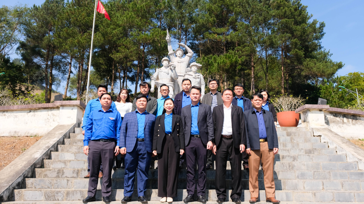 Đoàn công tác T.Ư Đoàn chụp ảnh lưu niệm tại đài tưởng niệm. Ảnh: Châu Linh