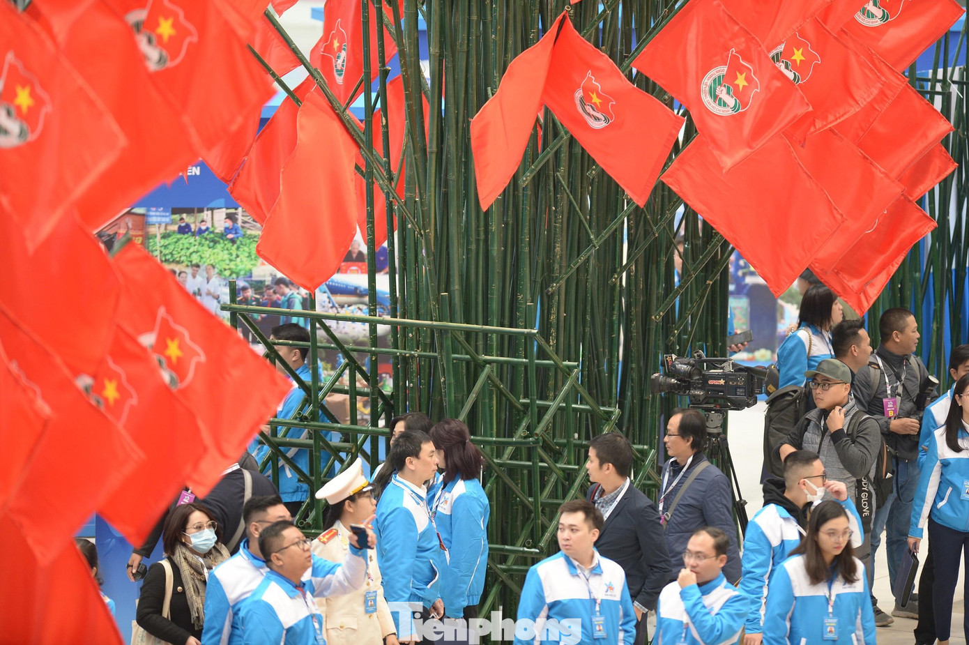 Dưới ngọn cờ của Đảng, quốc kỳ Tổ quốc và cờ Đoàn quang vinh, lớp lớp đoàn viên, thanh niên qua các thời kì cách mạng đã tập hợp, đoàn kết với tinh thần: Đâu Đảng cần thanh niên có, việc gì khó thanh niên làm, lập nên những chiến công hiển hách, những kỳ tích vẻ vang trong sự nghiệp xây dựng và bảo vệ Tổ quốc Việt Nam XHCN. Ảnh: Dương Triều