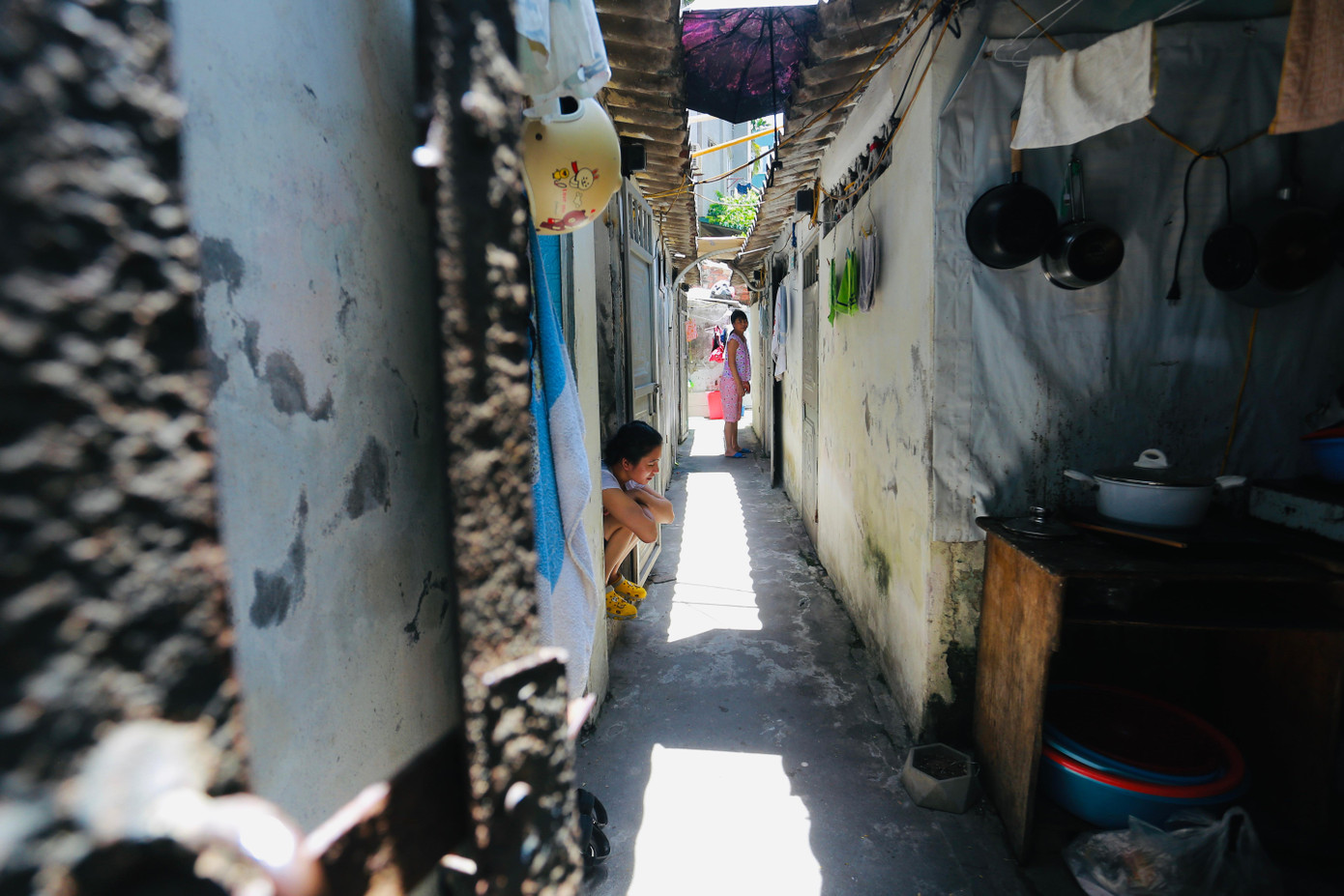 Men theo con ngõ nhỏ dẫn vào khu nhà trọ chật hẹp, không khí oi bức, bí bách, nóng hầm hập do mái tôn hất xuống khiến nhiều bệnh nhân chỉ còn cách "thu mình" trong căn phòng vỏn vẹn dưới 10m2. Dẫu làm mọi cách để "mát" như dùng khăn lạnh lau người, để chậu nước đá trong phòng... nhưng có vẻ những giải pháp này chỉ mang tính chất tạm thời. Men theo con ngõ nhỏ dẫn vào khu nhà trọ chật hẹp, không khí oi bức, bí bách, nóng hầm hập do mái tôn hất xuống khiến nhiều bệnh nhân chỉ còn cách "thu mình" trong căn phòng vỏn vẹn dưới 10m2. Dẫu làm mọi cách để "mát" như dùng khăn lạnh lau người, để chậu nước đá trong phòng... nhưng có vẻ những giải pháp này chỉ mang tính chất tạm thời.