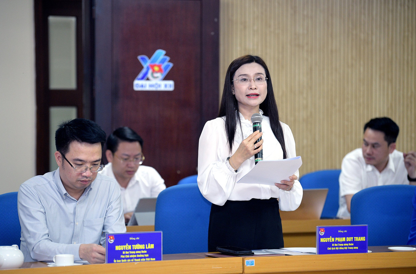 Chị Nguyễn Phạm Duy Trang - Bí thư T.Ư Đoàn, Chủ tịch Hội đồng Đội T.Ư báo cáo tại buổi làm việc.