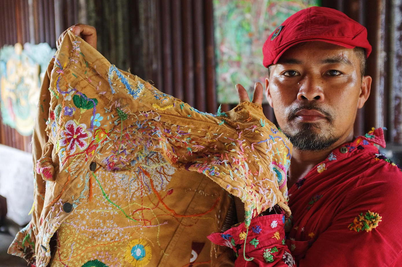 Được biết, anh Nguyễn Quốc Dân từng tốt nghiệp trường Đại học Mỹ thuật TP.HCM nhưng đã quyết định về Hội An mở 'xưởng tái sinh' cách đây 2 năm. Để có một sản phẩm nghệ thuật từ rác thải, Quốc Dân không có quy trình cụ thể nào. Mà đơn giản, anh chỉ đi lang thang và tìm vào các bãi phế liệu nhìn, thấy cái nào có thể tái chế lại thì sẽ nhặt về. Do đó, người ta thường thấy anh có mặt ở các bãi phế liệu nhiều hơn ở nhà.