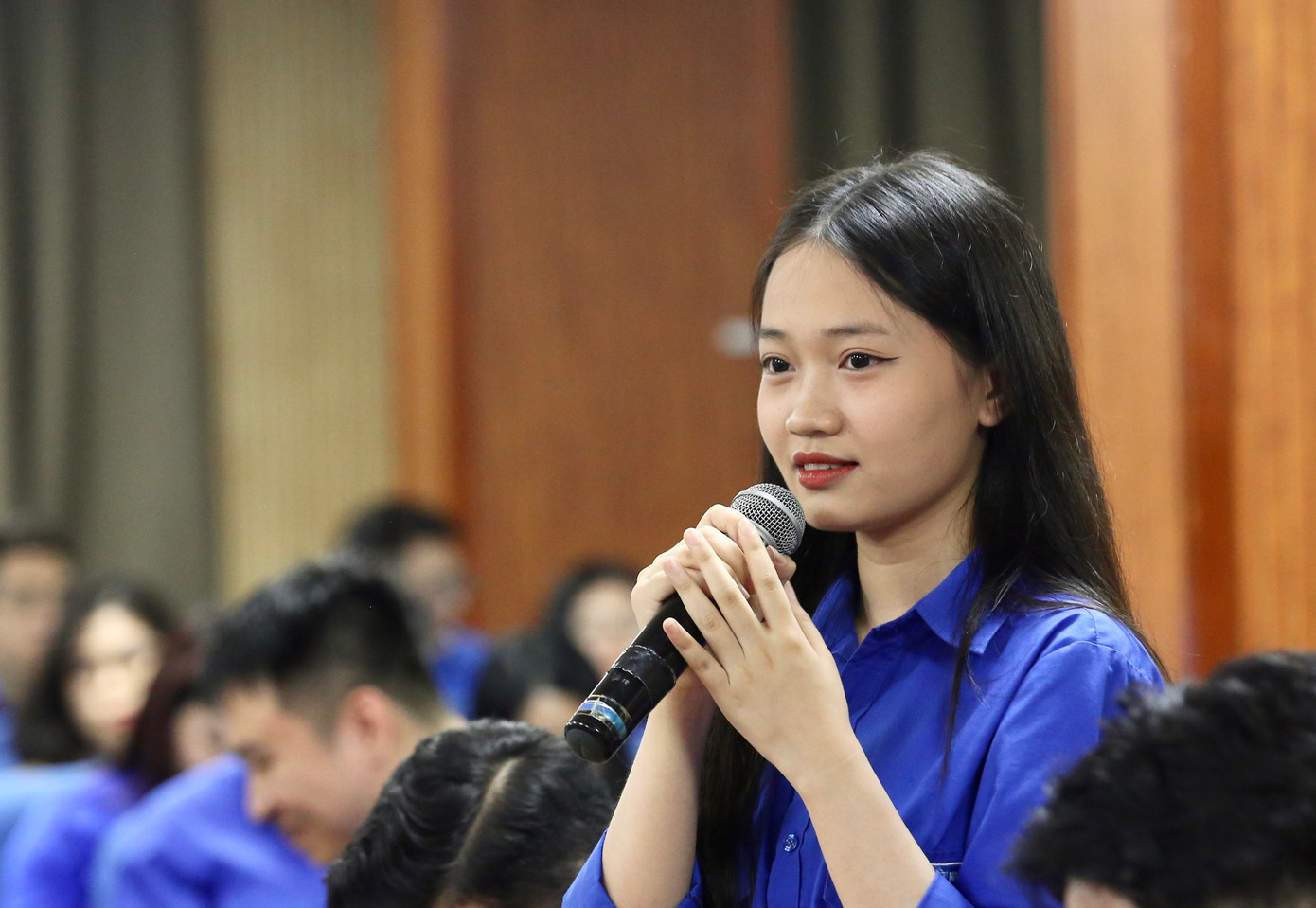 Bạn Trương Thị Kim Ngân (đoàn viên Đoàn cơ sở Học viện Thanh thiếu niên Việt Nam) đặt câu hỏi tại chương trình. Bạn Trương Thị Kim Ngân (đoàn viên Đoàn cơ sở Học viện Thanh thiếu niên Việt Nam) đặt câu hỏi tại chương trình.