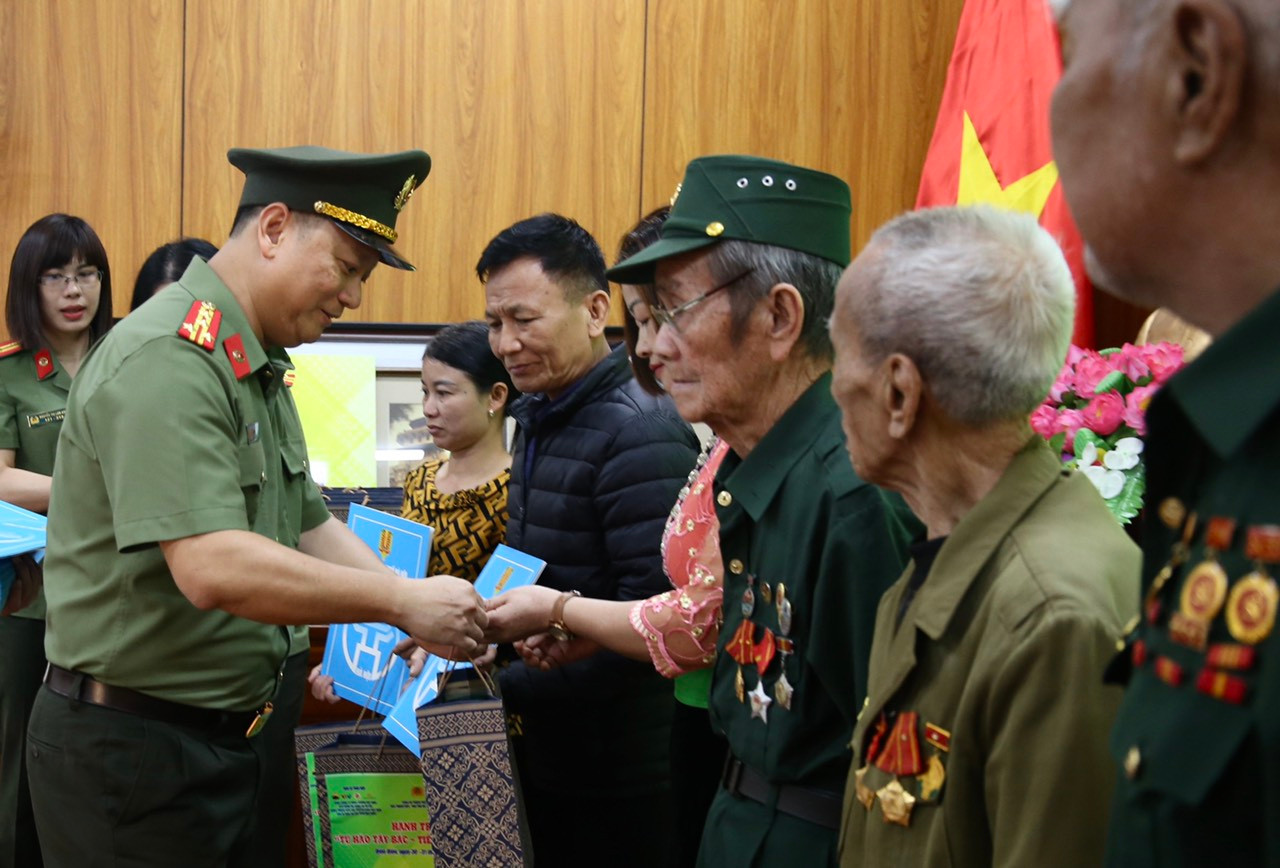 Đoàn công tác thăm, tặng quà các cá nhân, đơn vị tại tỉnh Điện Biên.