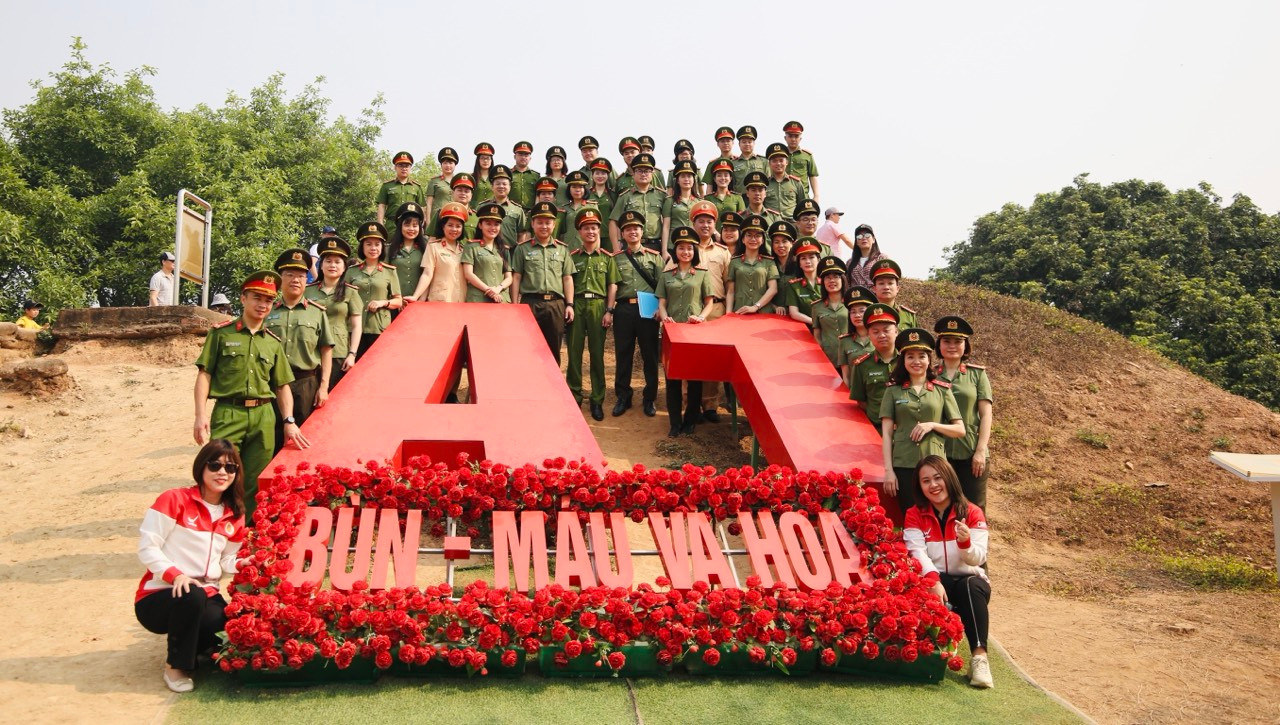 Trao tặng công trình "Thư viện xanh" và hoạt động sinh hoạt, giáo dục truyền thống tại các điểm thuộc Di tích lịch sử cấp quốc gia đặc biệt Chiến trường Điện Biên Phủ.