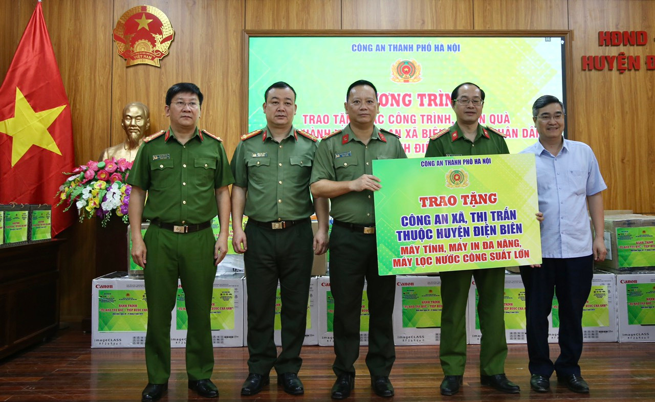 Đoàn công tác thăm, tặng quà các cá nhân, đơn vị tại tỉnh Điện Biên.