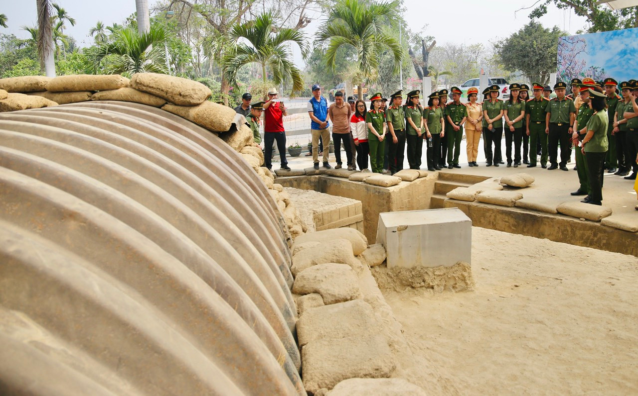 Trao tặng công trình "Thư viện xanh" và hoạt động sinh hoạt, giáo dục truyền thống tại các điểm thuộc Di tích lịch sử cấp quốc gia đặc biệt Chiến trường Điện Biên Phủ.