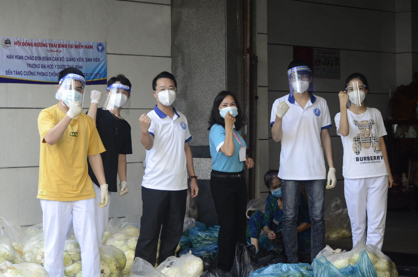 Ngọc Hà cùng đoàn tranh thủ chuẩn bị những suất quà để phát cho người dân gặp khó khăn.