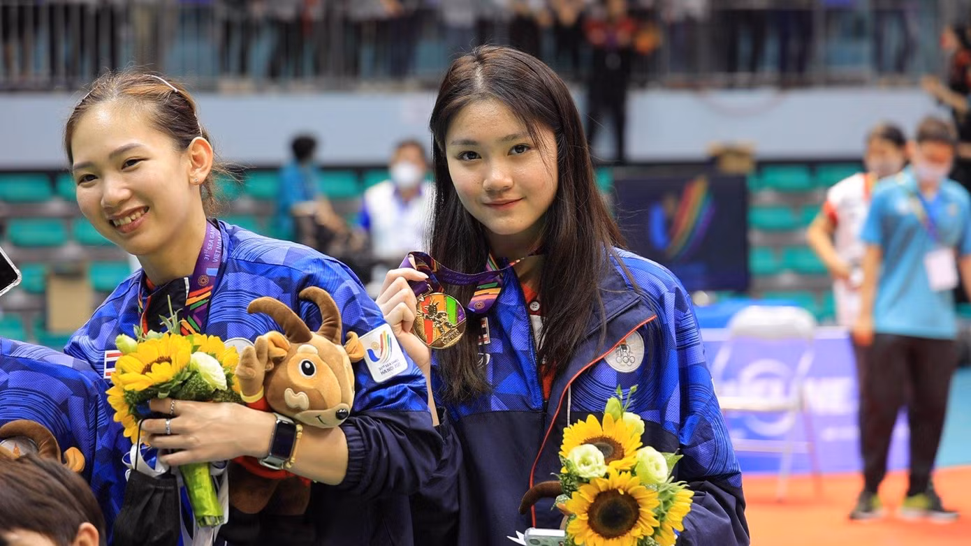 Trên mạng xã hội Instagram, cô bạn sở hữu khoảng 30.000 lượt theo dõi và con số đó đang ngày càng tăng lên sau khi Pitchamon Opatniput tham gia đấu trường SEA Games 31. Trên mạng xã hội Instagram, cô bạn sở hữu khoảng 30.000 lượt theo dõi và con số đó đang ngày càng tăng lên sau khi Pitchamon Opatniput tham gia đấu trường SEA Games 31.