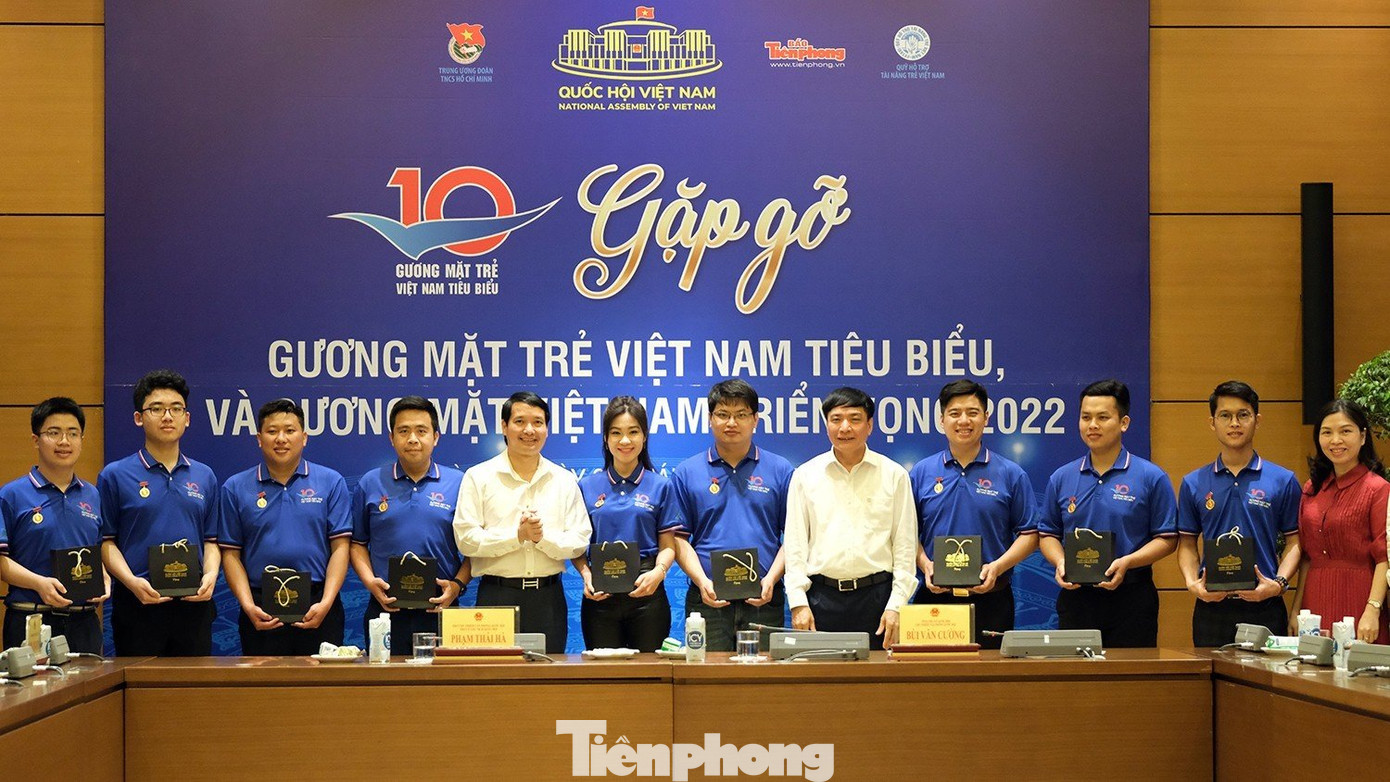 Tổng Thư ký Quốc hội, Chủ nhiệm Văn phòng Quốc hội Bùi Văn Cường tặng quà các Gương mặt trẻ Việt Nam tiêu biểu 2022. Tổng Thư ký Quốc hội, Chủ nhiệm Văn phòng Quốc hội Bùi Văn Cường tặng quà các Gương mặt trẻ Việt Nam tiêu biểu 2022.