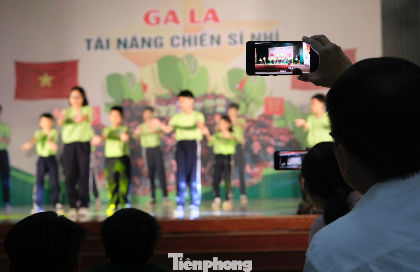 Nhiều phụ huynh chụp ảnh, quay phim khi con đang biểu diễn trên sân khấu. Ảnh: Châu Linh Nhiều phụ huynh chụp ảnh, quay phim khi con đang biểu diễn trên sân khấu. Ảnh: Châu Linh