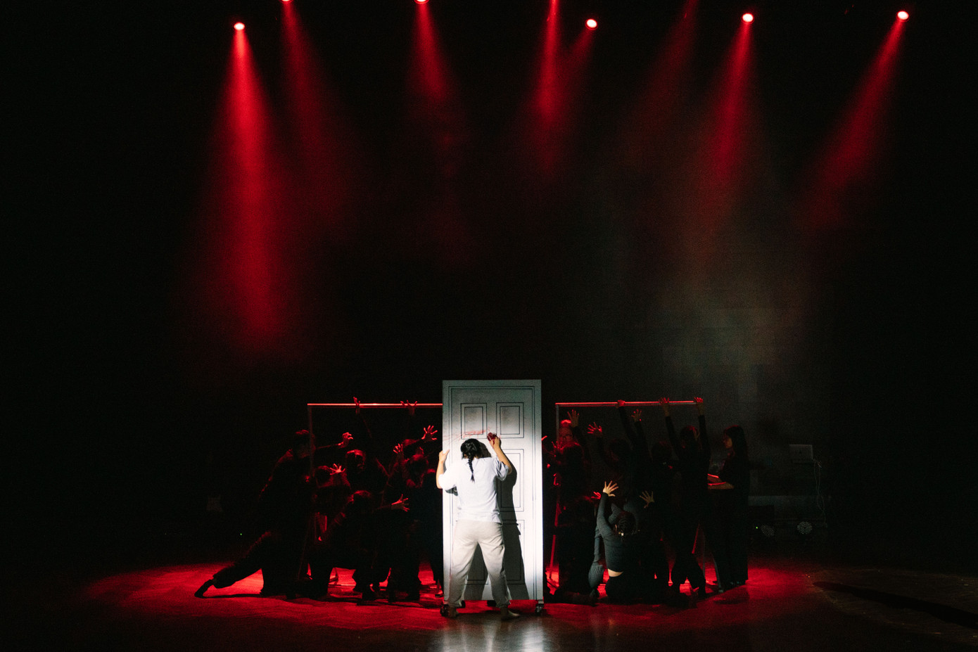 "Với em, GALA HAT là cơ hội để chúng em được thể hiện trọn vẹn niềm đam mê với nghệ thuật, thế nên toàn bộ vũ đạo đều có sự đóng góp và xây dựng của các thành viên. Chúng em mong rằng phần trình diễn cũng sẽ góp thêm vào vở kịch những dấu ấn khó quên, vượt qua cả giới hạn của ngôn từ để khán giả có thể cảm nhận bằng nhiều giác quan và ghi nhớ mãi", em Lê Minh Trang, lớp 12 Trung trường THPT Chuyên Hà Nội Amsterdam cho biết.