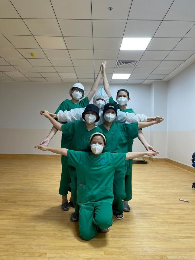 4 cô gái trẻ đều đến từ các trường cao đẳng, đại học khác nhau, có người đã đi làm nhưng đều tạm gác lại và ưu tiên công việc đi chống dịch lên hàng đầu. Có người chuẩn bị tốt nghiệp đại học, phải làm báo cáo khóa luận tốt nghiệp nhưng đã xin phép thầy cô nộp trễ để lên đường đi tình nguyện… 4 cô gái trẻ đều đến từ các trường cao đẳng, đại học khác nhau, có người đã đi làm nhưng đều tạm gác lại và ưu tiên công việc đi chống dịch lên hàng đầu. Có người chuẩn bị tốt nghiệp đại học, phải làm báo cáo khóa luận tốt nghiệp nhưng đã xin phép thầy cô nộp trễ để lên đường đi tình nguyện…