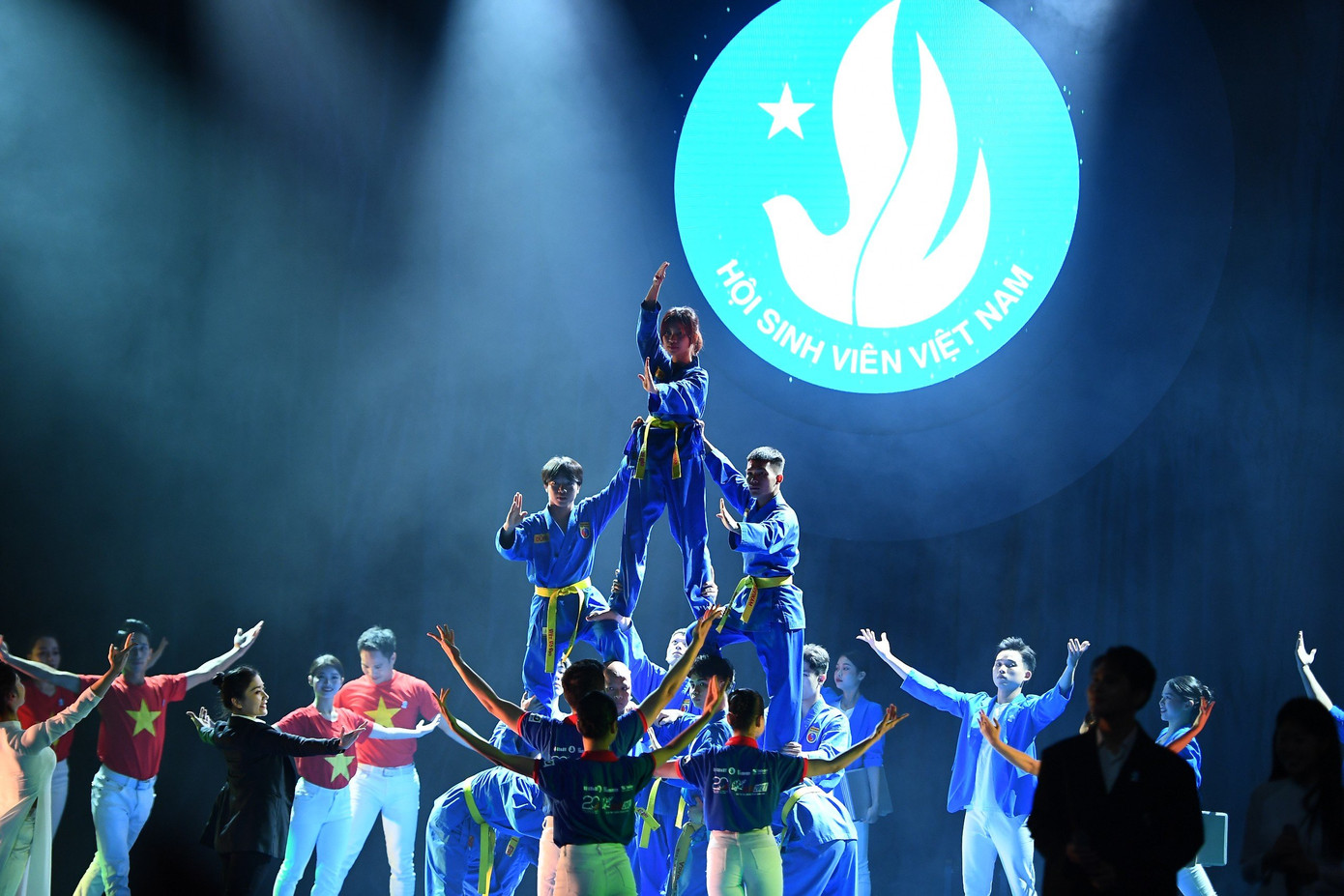 Chương trình nghệ thuật chào mừng đặc sắc với các tiết mục: Liên khúc Tự nguyện - Hát cho dân tôi nghe; Tiếng Tổ quốc gọi ta sẵn sàng; Một vòng Việt Nam… truyền tải thông điệp tới sinh viên Việt Nam không chỉ là tình yêu đối với quê hương đất nước, mà còn khẳng định sự quyết tâm của thế hệ trẻ trong việc đóng góp cho sự phát triển của xã hội, nêu cao tinh thần tự giác, sẵn sàng.