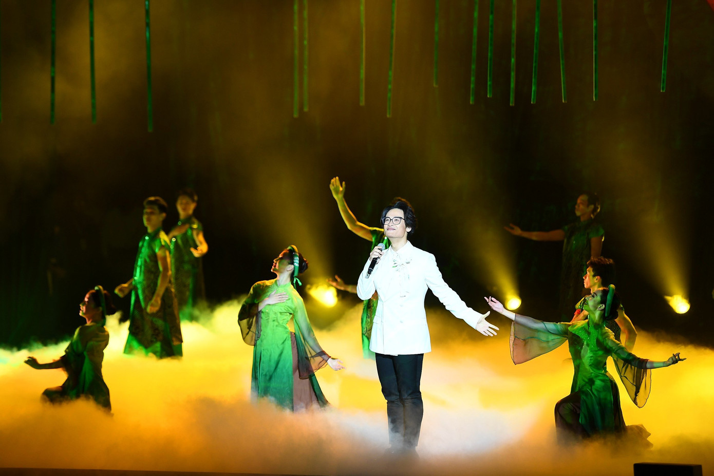 Chương trình nghệ thuật chào mừng đặc sắc với các tiết mục: Liên khúc Tự nguyện - Hát cho dân tôi nghe; Tiếng Tổ quốc gọi ta sẵn sàng; Một vòng Việt Nam… truyền tải thông điệp tới sinh viên Việt Nam không chỉ là tình yêu đối với quê hương đất nước, mà còn khẳng định sự quyết tâm của thế hệ trẻ trong việc đóng góp cho sự phát triển của xã hội, nêu cao tinh thần tự giác, sẵn sàng.