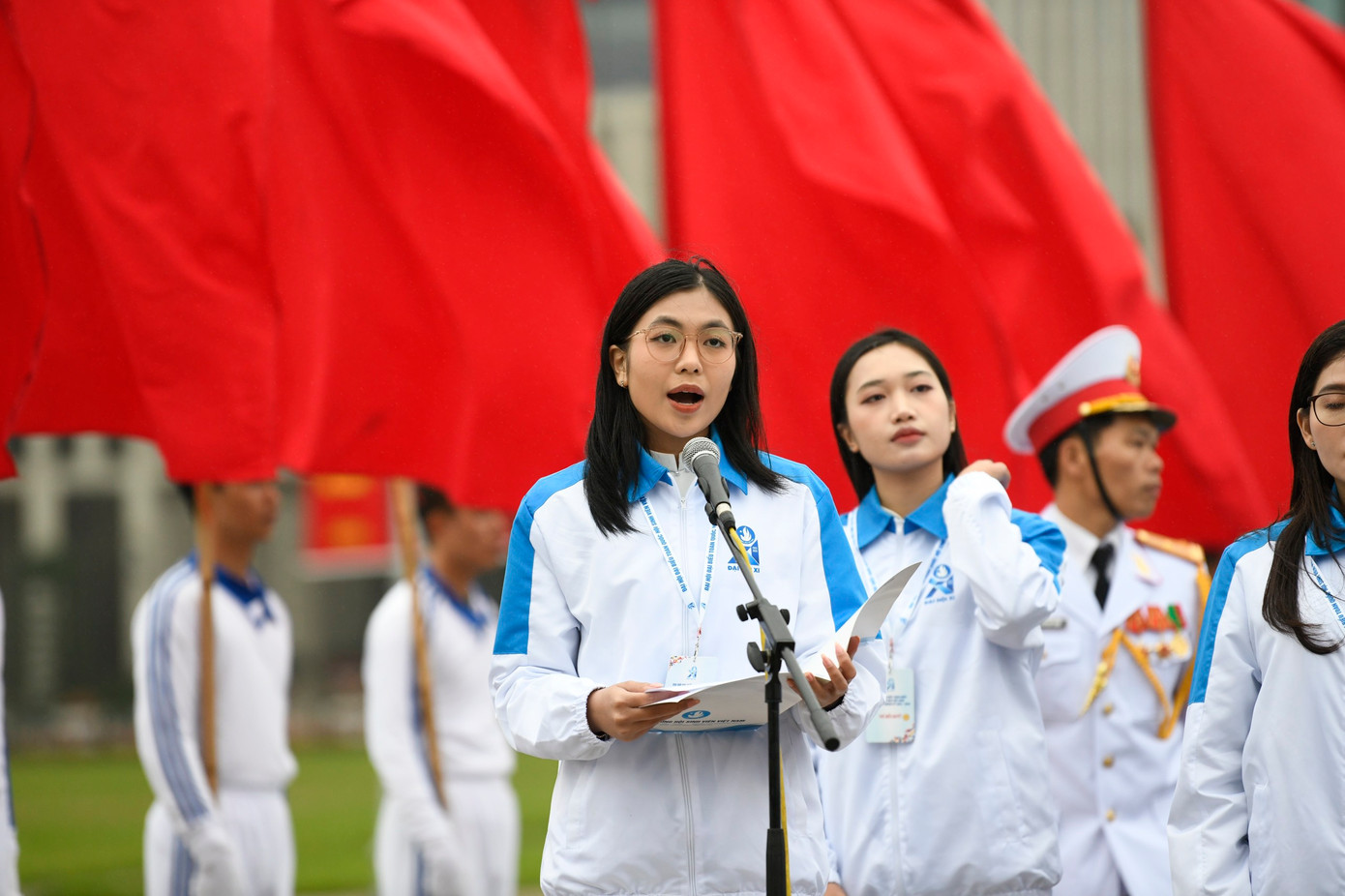 Đại biểu Nguyễn Minh Uyên - Chủ tịch Hội Sinh viên trường ĐH Sư phạm TP. HCM đại diện cho 695 đại biểu báo công với Bác: "Chúng cháu, 695 đại biểu tham dự Đại hội Đại biểu toàn quốc Hội Sinh viên Việt Nam lần thứ XI, dù đến từ những khu vực vùng miền khác nhau, học tập, rèn luyện trong nhiều môi trường khác nhau, nhưng đều chung niềm tin và nhận thức rằng, những gì mình làm được cho quê hương, đất nước, những thành tích mình đạt được trong thời gian qua vẫn còn rất nhỏ bé. Với vinh dự, trách nhiệm kế tục sự nghiệp cách mạng vẻ vang của dân tộc, mỗi đại biểu chúng cháu và sinh viên nước nhà cần tích cực phấn đấu nhiều hơn nữa, học tập, sáng tạo, phát triển bản thân và đóng góp tích cực cho sự nghiệp xây dựng và bảo vệ Tổ quốc". Đại biểu Nguyễn Minh Uyên - Chủ tịch Hội Sinh viên trường ĐH Sư phạm TP. HCM đại diện cho 695 đại biểu báo công với Bác: "Chúng cháu, 695 đại biểu tham dự Đại hội Đại biểu toàn quốc Hội Sinh viên Việt Nam lần thứ XI, dù đến từ những khu vực vùng miền khác nhau, học tập, rèn luyện trong nhiều môi trường khác nhau, nhưng đều chung niềm tin và nhận thức rằng, những gì mình làm được cho quê hương, đất nước, những thành tích mình đạt được trong thời gian qua vẫn còn rất nhỏ bé. Với vinh dự, trách nhiệm kế tục sự nghiệp cách mạng vẻ vang của dân tộc, mỗi đại biểu chúng cháu và sinh viên nước nhà cần tích cực phấn đấu nhiều hơn nữa, học tập, sáng tạo, phát triển bản thân và đóng góp tích cực cho sự nghiệp xây dựng và bảo vệ Tổ quốc".