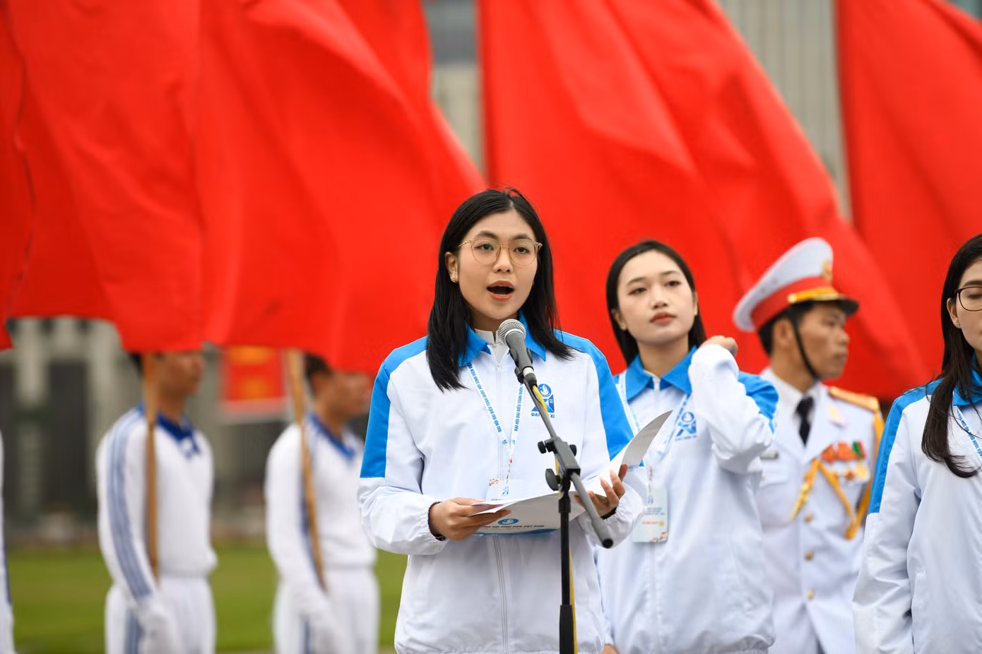 Đại biểu Nguyễn Minh Uyên - Chủ tịch Hội Sinh viên trường ĐH Sư phạm TP. HCM đại diện cho 695 đại biểu báo công với Bác: "Chúng cháu, 695 đại biểu tham dự Đại hội Đại biểu toàn quốc Hội Sinh viên Việt Nam lần thứ XI, dù đến từ những khu vực vùng miền khác nhau, học tập, rèn luyện trong nhiều môi trường khác nhau, nhưng đều chung niềm tin và nhận thức rằng, những gì mình làm được cho quê hương, đất nước, những thành tích mình đạt được trong thời gian qua vẫn còn rất nhỏ bé. Với vinh dự, trách nhiệm kế tục sự nghiệp cách mạng vẻ vang của dân tộc, mỗi đại biểu chúng cháu và sinh viên nước nhà cần tích cực phấn đấu nhiều hơn nữa, học tập, sáng tạo, phát triển bản thân và đóng góp tích cực cho sự nghiệp xây dựng và bảo vệ Tổ quốc".