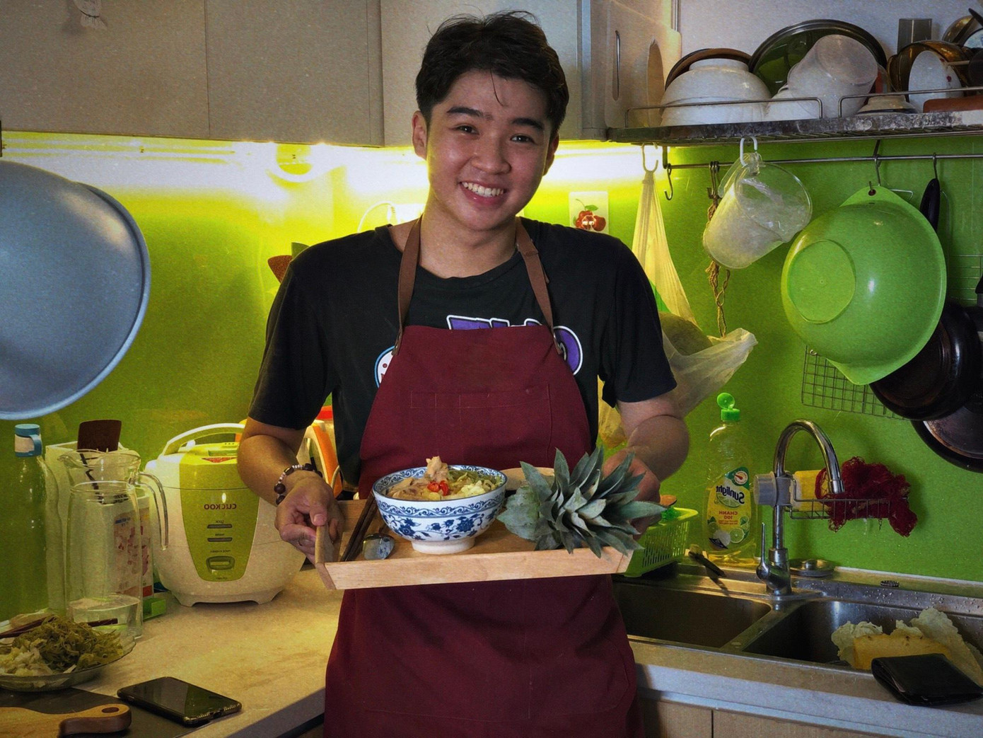 Sau khi câu chuyện về bánh bột chiên được chia sẻ lên mạng xã hội, nhiều bạn nữ mong muốn được làm hàng xóm của Công Toàn ngay lập tức. Sau khi câu chuyện về bánh bột chiên được chia sẻ lên mạng xã hội, nhiều bạn nữ mong muốn được làm hàng xóm của Công Toàn ngay lập tức.