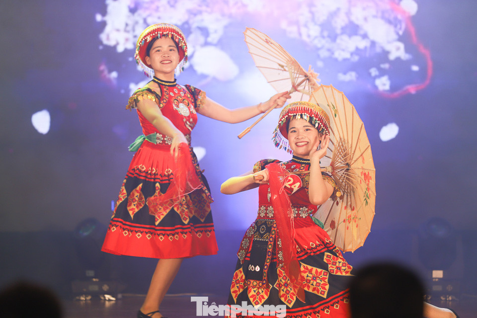 Hai thí sinh là học sinh lớp 12 tham gia cuộc thi tìm kiếm tài năng sinh viên của Học viện Phụ nữ.